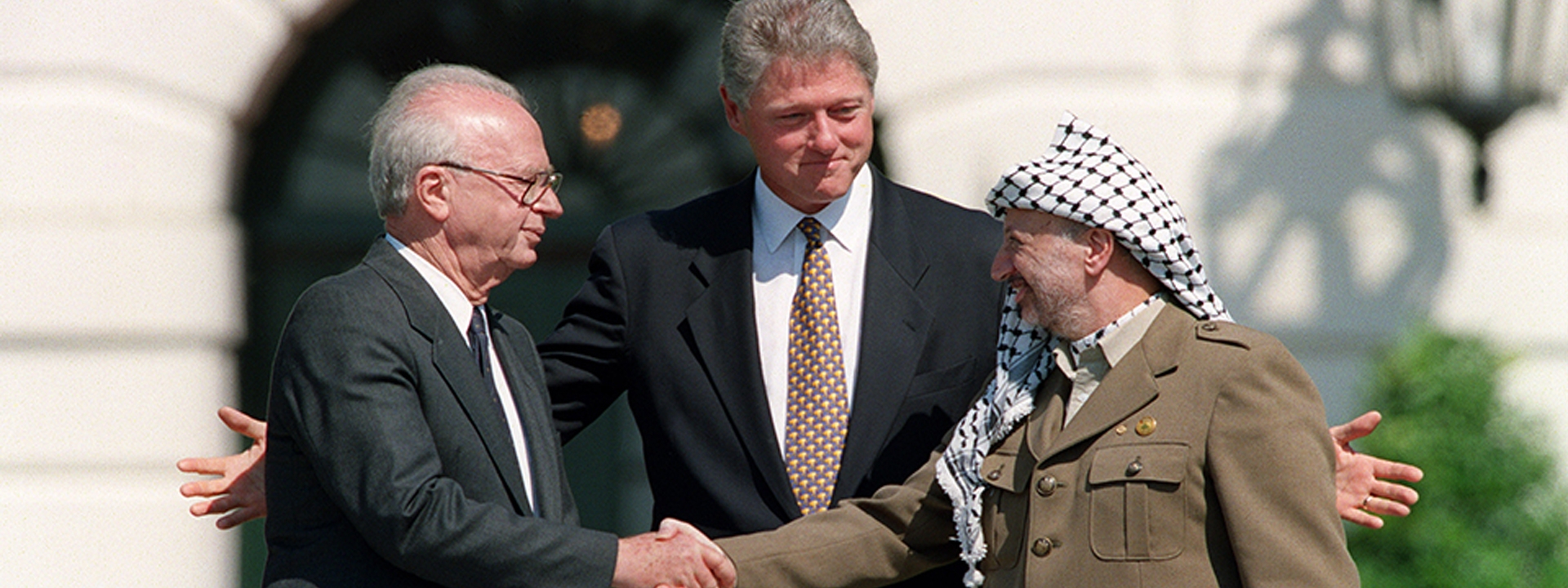Yitzhak Rabin, Bill Clinton et Yasser Arafat durant les accords d'Oslo le 13 septembre 1993.