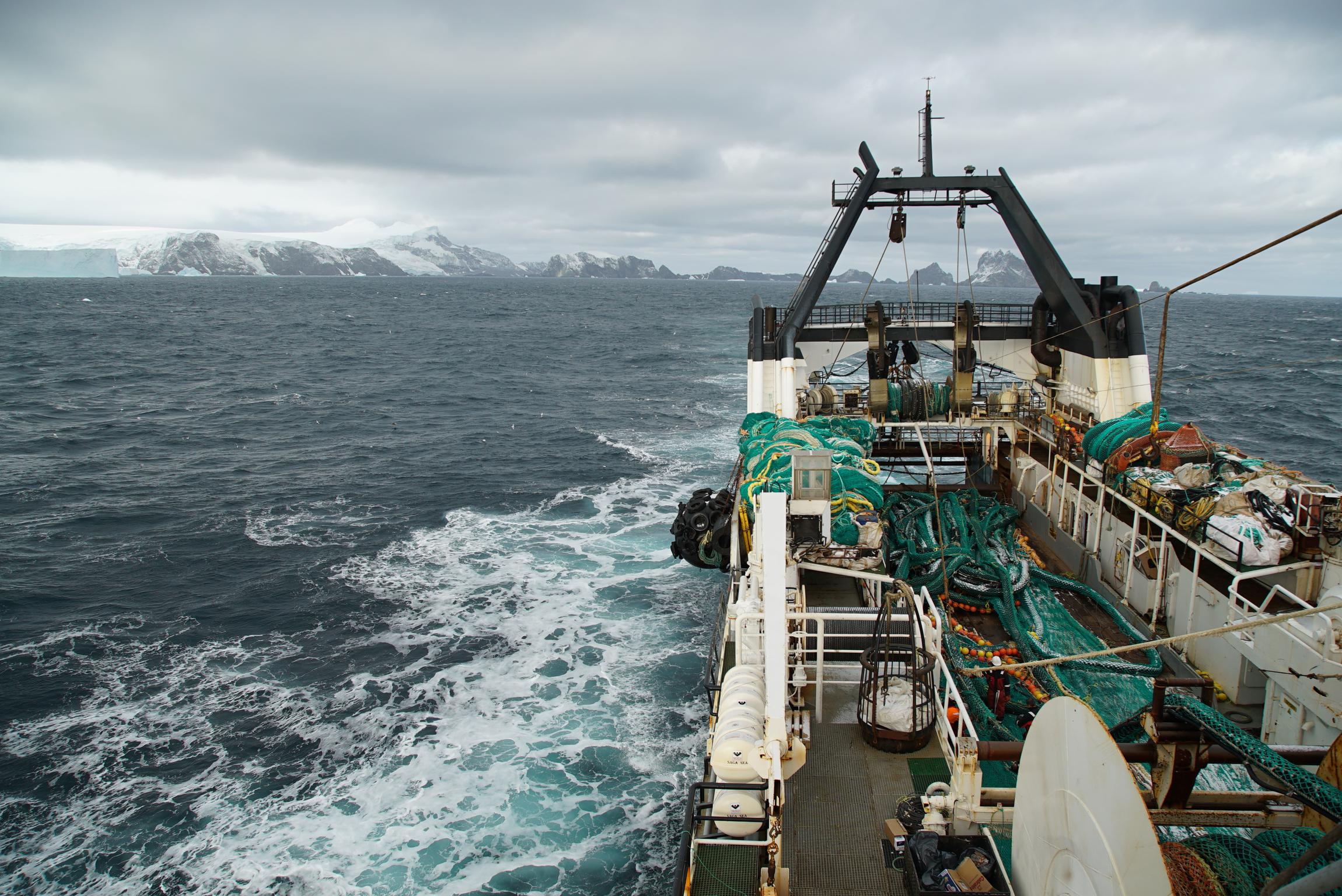 Un navire usine norvégien qui pêche le krill en Antarctique