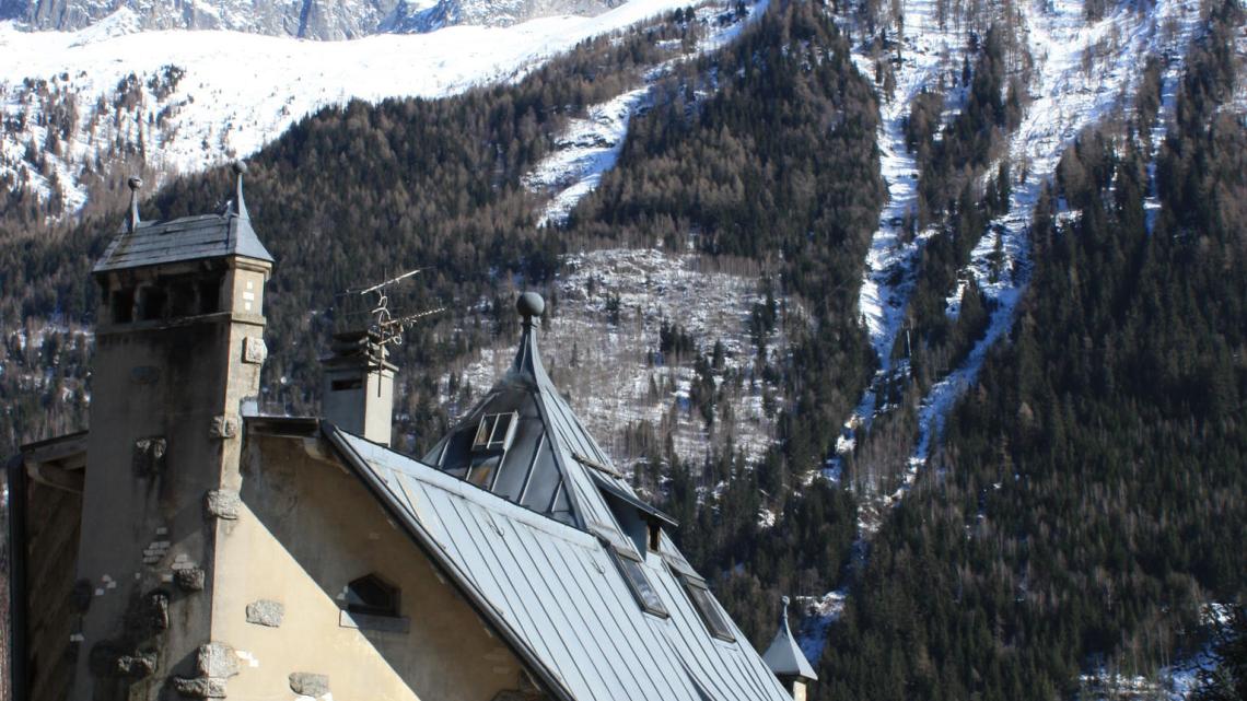 Vue sur le Mont-Blanc depuis un lieu de pèlerinage, photo extraite du magazine Des racines et des ailes : Le Tour du Mont-Blanc