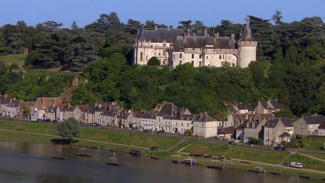 Vue sur le château de Chaumont depuis la Loire