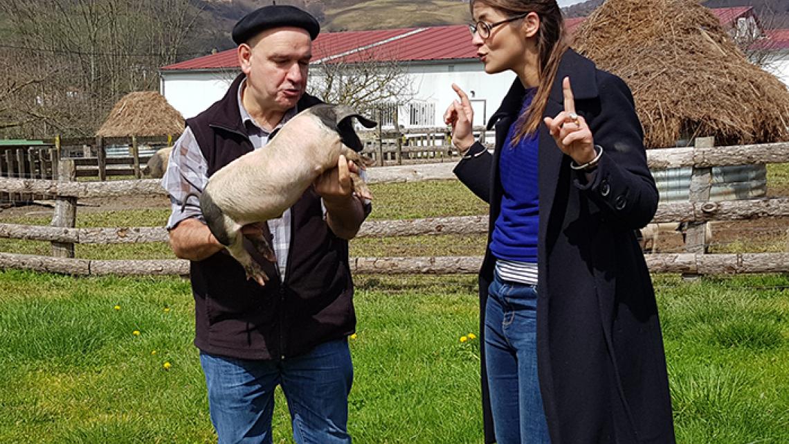 Pierre fait découvrir la race de porc basque à Anne