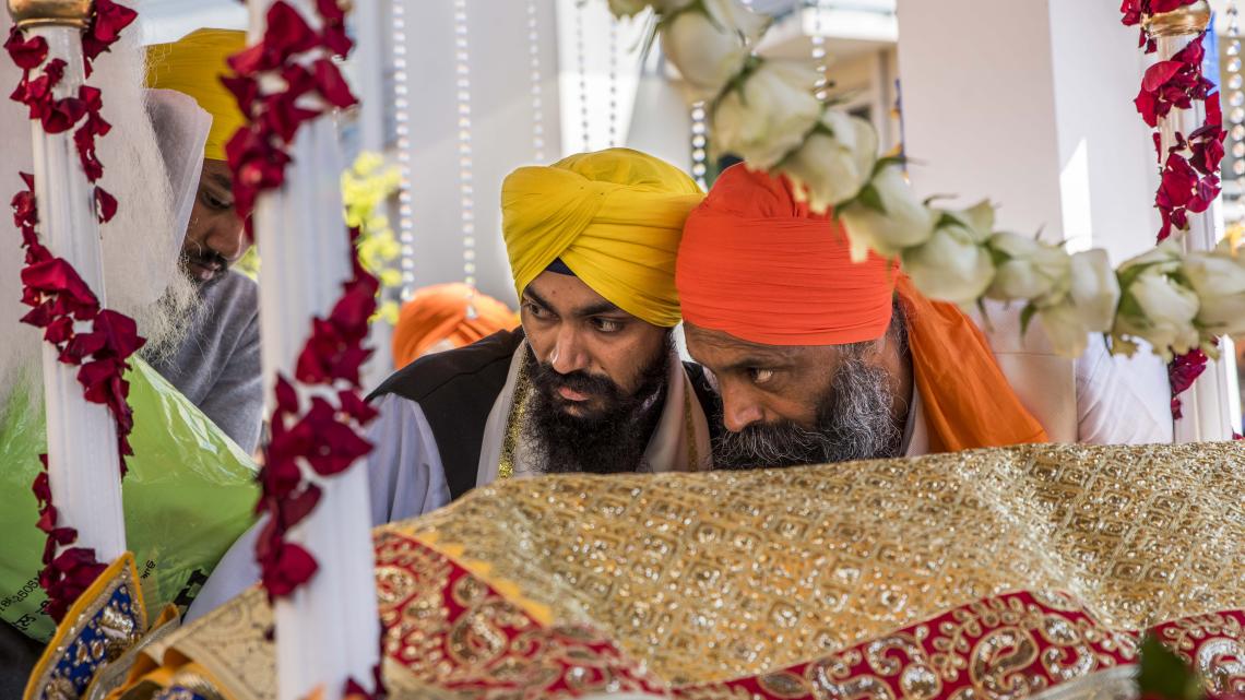 Les Sikhs prient devant un livre sacré appelé Guru Granth Sahib