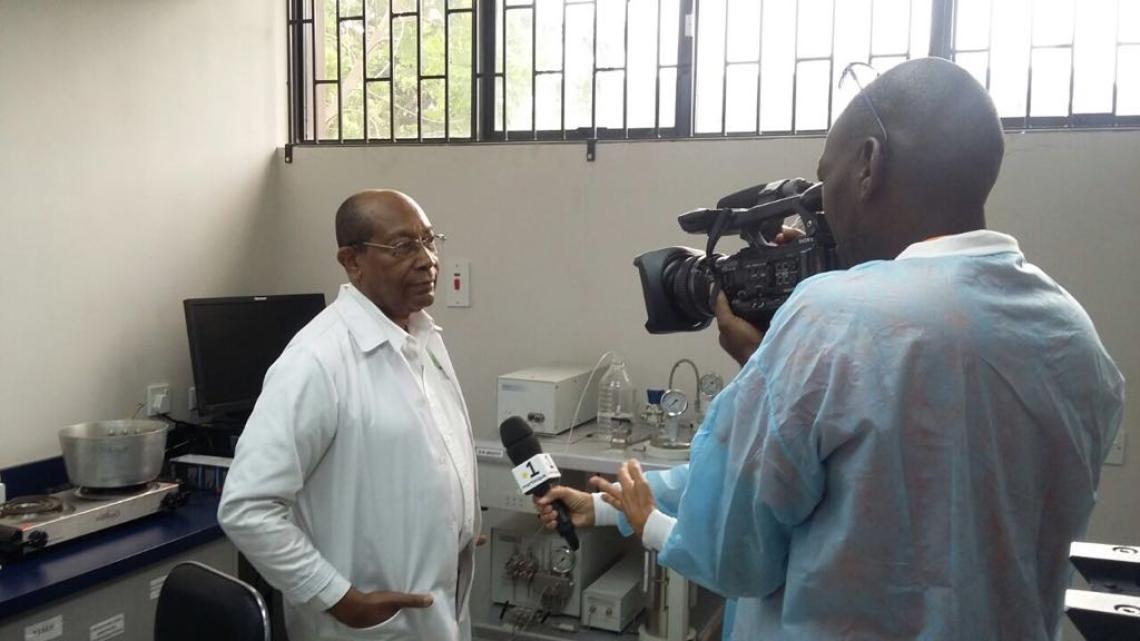 Magazine Caraïbes : Professeur Henry Lowe fondateur de Medcanja dans les laboratoires de Biotech à Kingston