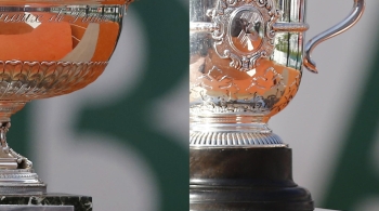 Photo des trophées remis à Roland Garros