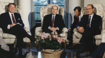 Christopher Thiéry entouré de Jacques Chirac, François Mitterrand et Ronald Reagan