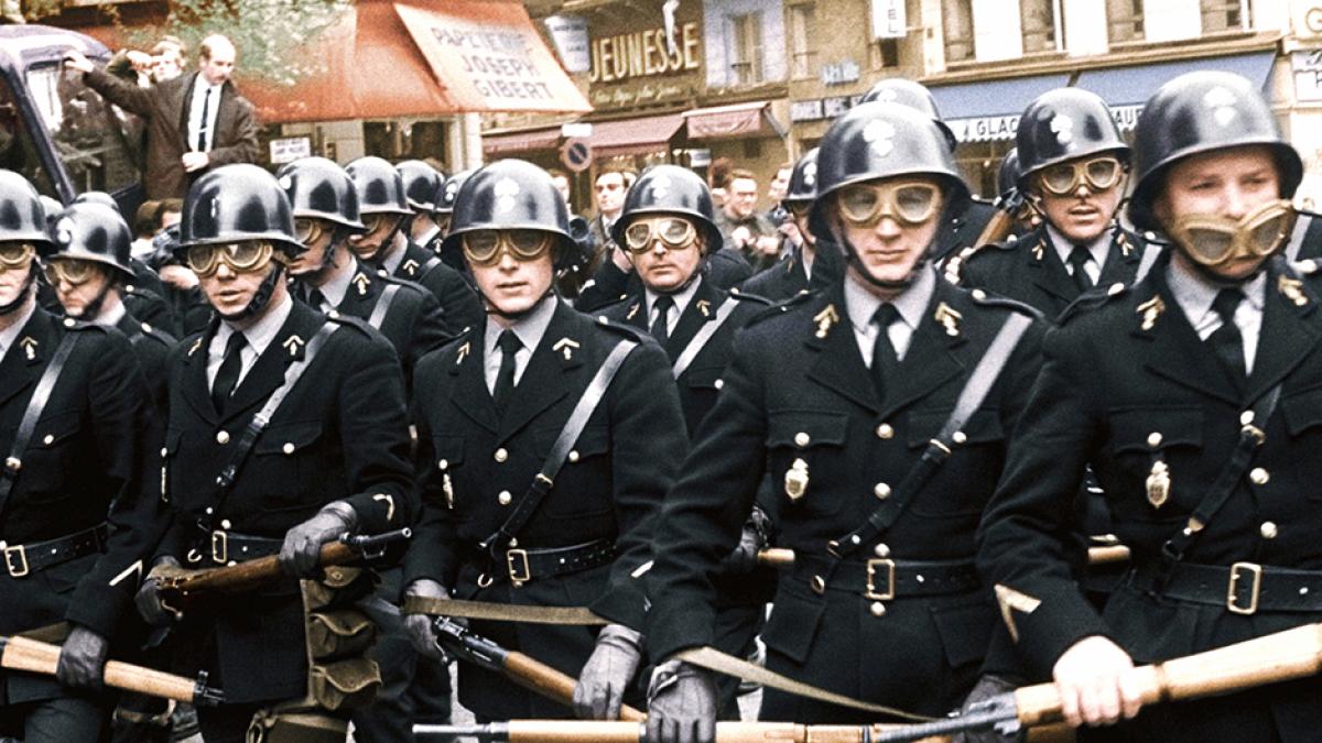 CRS manifestations de mai 68 © Gaumont Pathé archives 