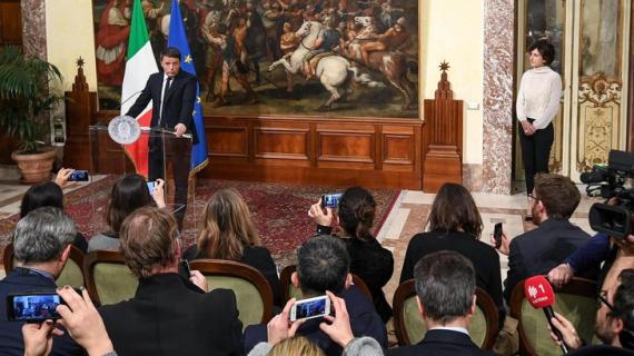 Matteo Renzi en conférence de presse après l’échec du référendum constitutionnel du 4 décembre