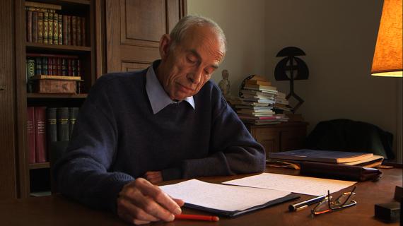 Pierre Bergounioux à son bureau