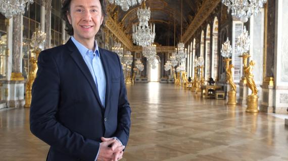 Stéphane Bern dans la galerie des glaces de Versailles