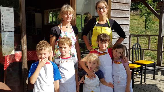 France, Pascale et un groupe d'enfants accueillis dans la ferme pédagogique