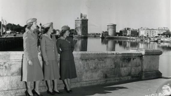 Jeunes femmes sur un pont