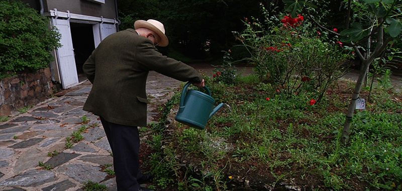 Marcel Conche dans son jardin