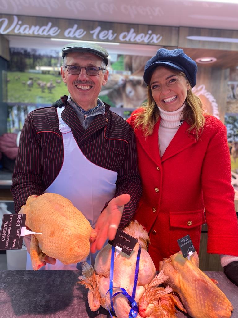 Carinne Teyssandier sur un marché avec un producteur