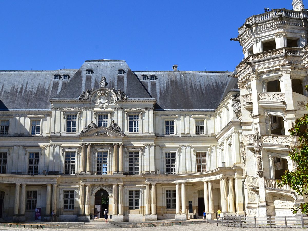 derrière le décor du château de Blois 