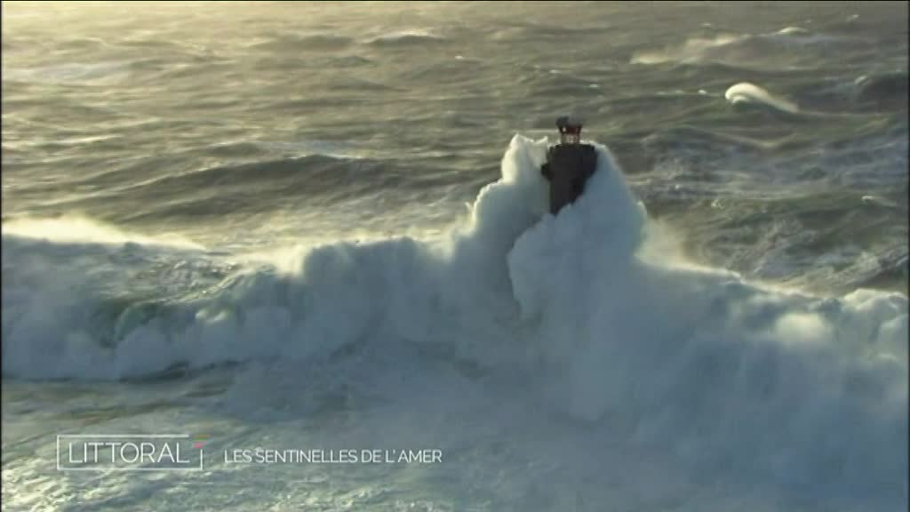 phare sous la vague