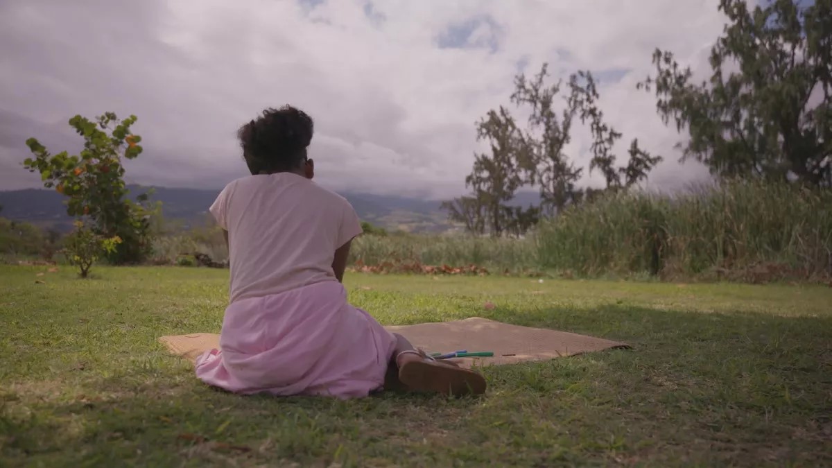 A 19.50 ARCHIPELS :  A L’ECOUTE de Marion Vaqué Marti  Inédit    La Réunion occupe la 3e place des départements les plus touchés par les violences physiques et sexuelles sur mineur.e.s, avec chaque année plus de 6 700 enfants victimes d’abus*. Des chiffres alarmants qui ont poussé les autorités locales à agir avec une cellule d’écoute et d’accompagnement des enfants. Pour la première fois, un documentaire suit des pédiatres, des médecins, des psychologues et des gendarmes de la Maison de protection des familles au cœur du dispositif intitulé « audition Mélanie ». L’engagement sans faille de celles et ceux qui écoutent la voix des enfants permet de prévenir et d’enrayer les mécanismes de violences intra-familiales.