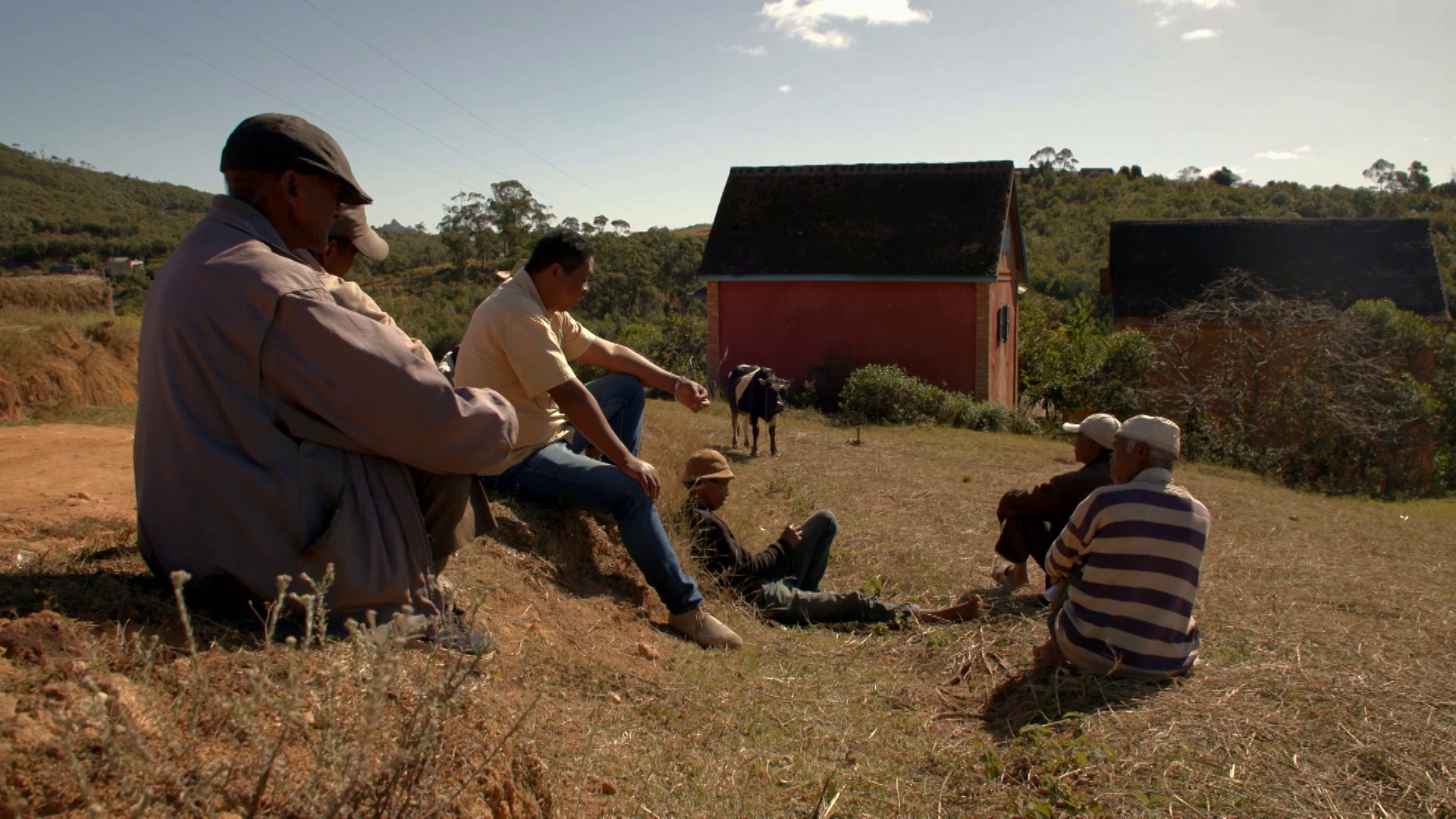 A Madagascar, au cœur de l’Océan Indien, la terre est sacrée. Pour assurer une volonté partagée de vivre ensemble, la population mesure l’importance de sécuriser ses terres par un droit de propriété. 