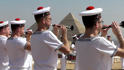 Le Bagad de Lann-Bihoué en Egypte - Keops © Bagad de Lann-Bihoué