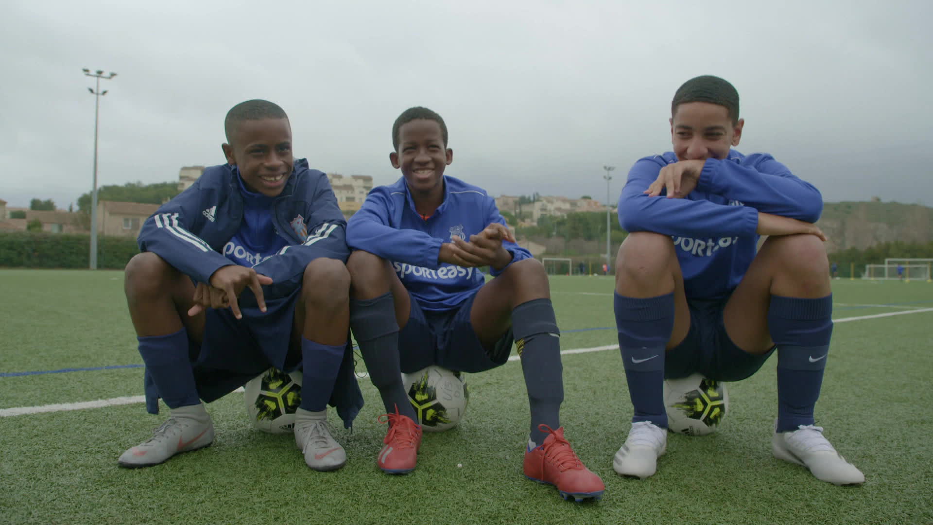 Trois ados dans le film "Cadré"