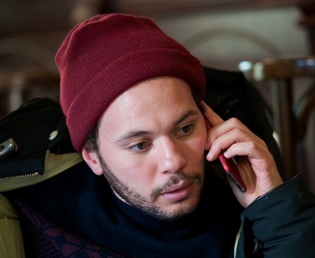 Mehdi Badhou (interprété par Ali Marhyar) tenant un téléphone à la main, série Candice Renoir saison 4