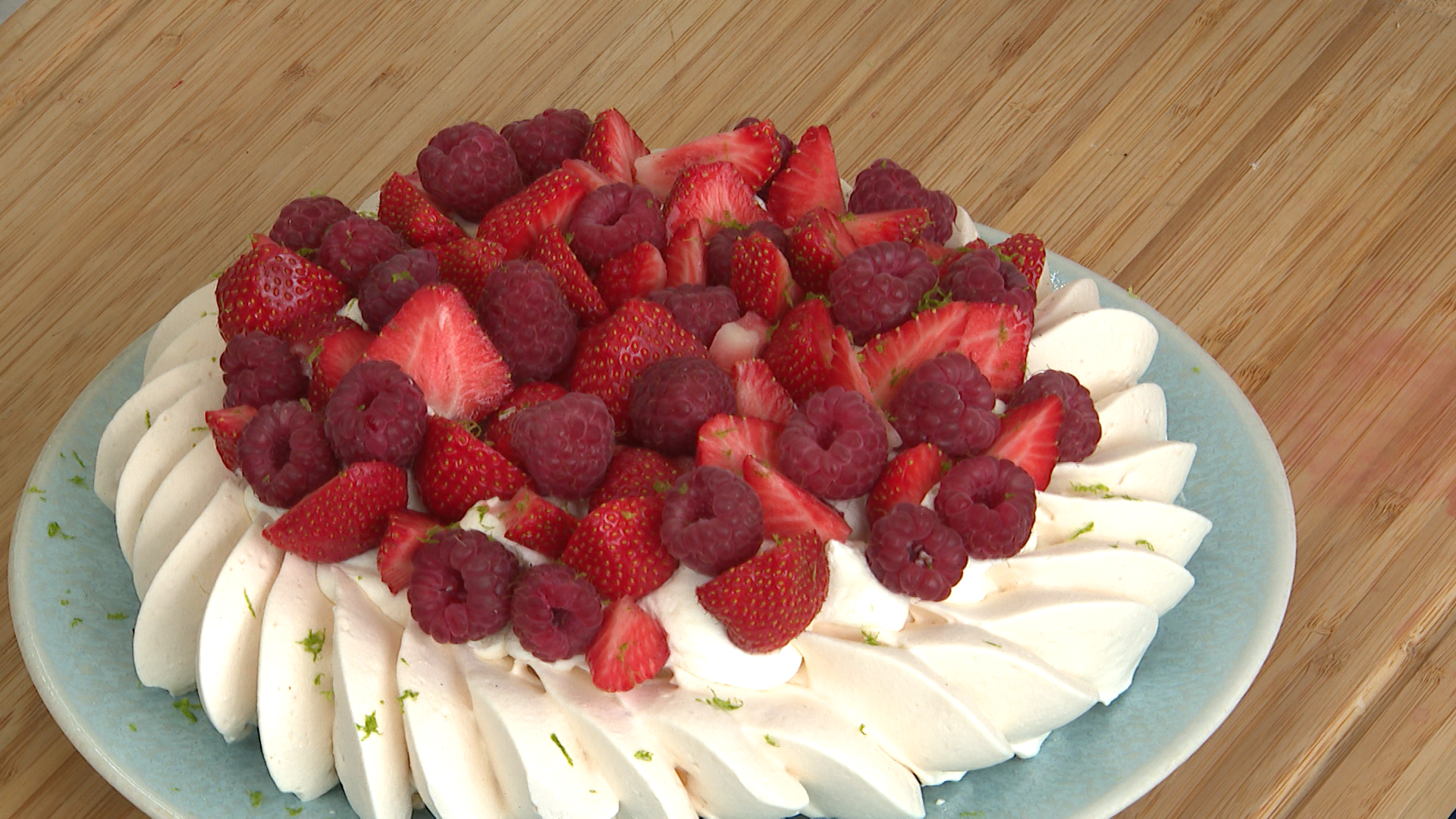 Pavlova aux fraises, framboises et citron vert