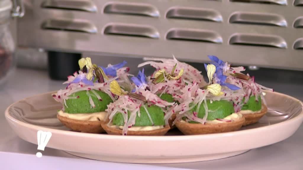 tartelette au foie gras, anguille fumée et radis d'été 