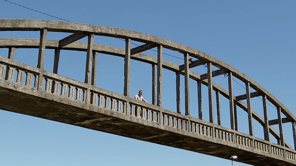 Visuel documentaire: un homme sur un pont