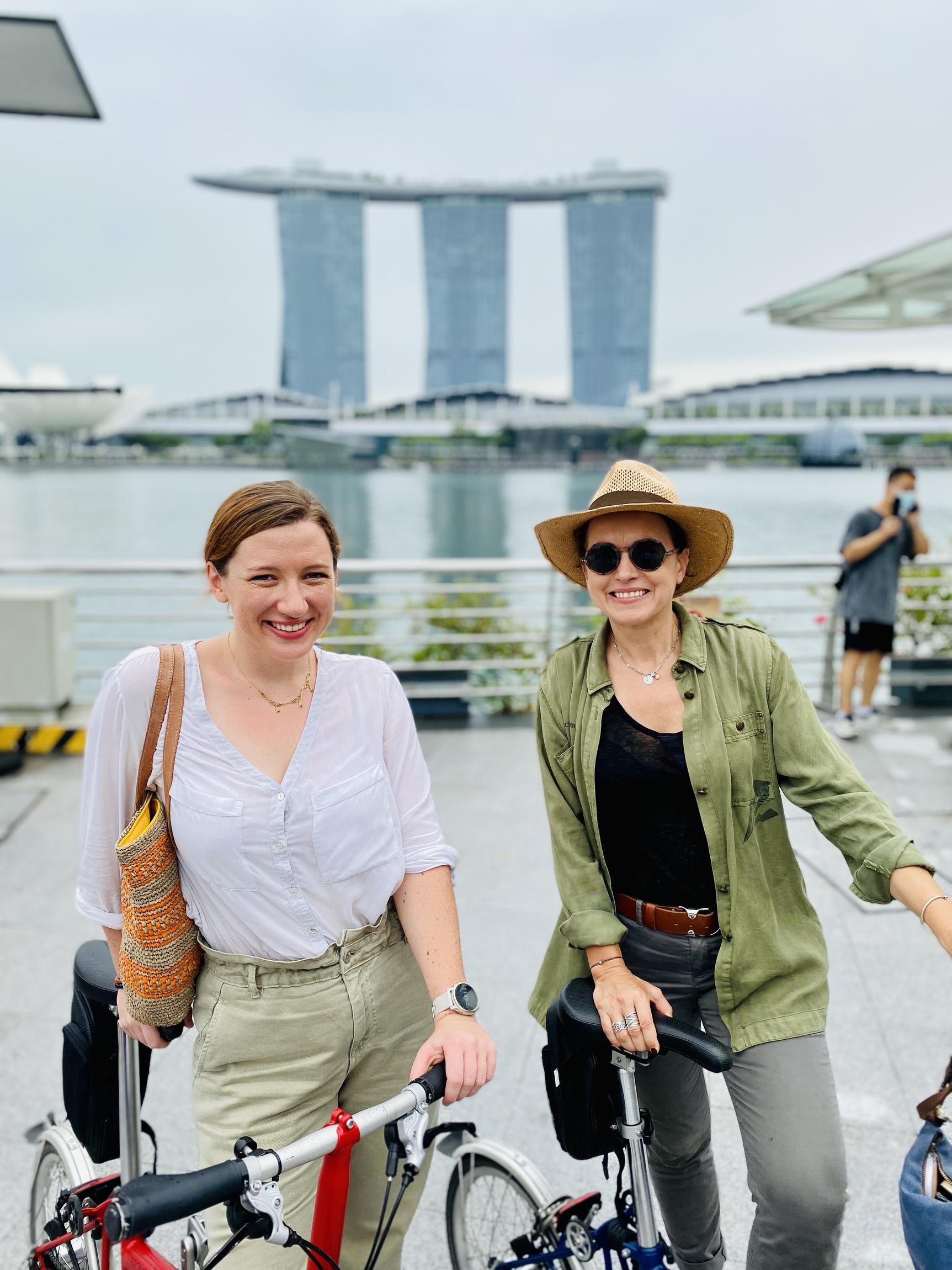 Tel un laboratoire à ciel ouvert, Singapour semble façonner le monde de demain à coups d'audaces et d'ingénierie. Ce temple de la finance et de la tech n'a pas pour autant vendu son âme au verre et au béton. Cette ville-jardin cosmopolite oeuvre depuis son indépendance, en 1965, à reverdir ses paysages avec 330 parcs, des forêts immenses, des îles conservées dans leur état sauvage et de nouvelles réserves naturelles sur une surface pourtant limitée. 