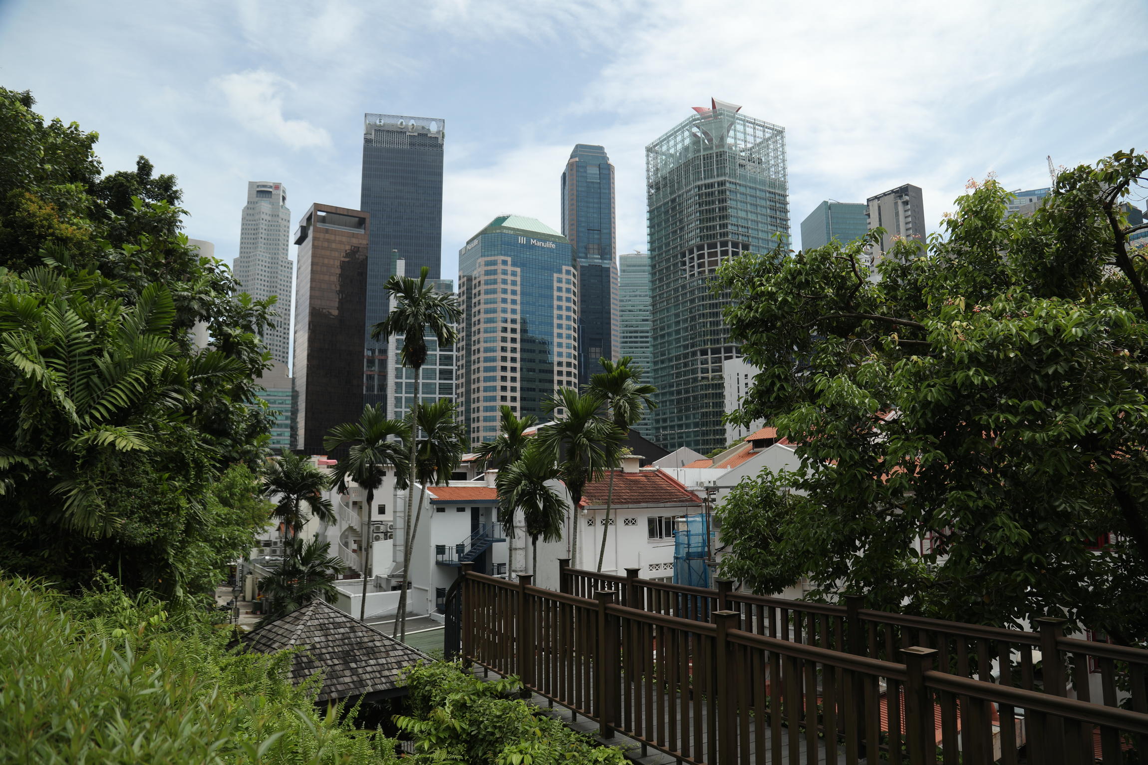 Tel un laboratoire à ciel ouvert, Singapour semble façonner le monde de demain à coups d'audaces et d'ingénierie. Ce temple de la finance et de la tech n'a pas pour autant vendu son âme au verre et au béton. Cette ville-jardin cosmopolite oeuvre depuis son indépendance, en 1965, à reverdir ses paysages avec 330 parcs, des forêts immenses, des îles conservées dans leur état sauvage et de nouvelles réserves naturelles sur une surface pourtant limitée. 