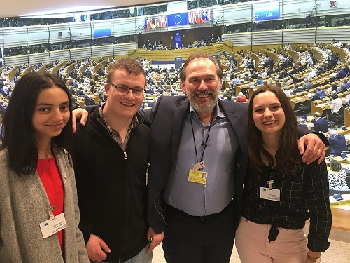Dupire avec 3 jeunes de Roubaix au Parlement Européen