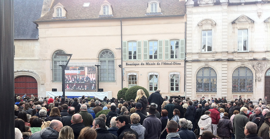 Foule Vente des vins Hospices Beaune