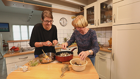 France et Florence préparent la fricassée de coquillages