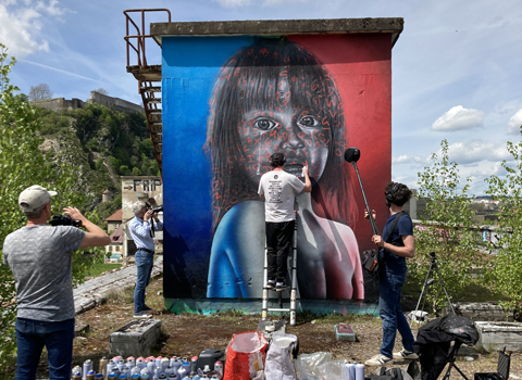 graffeur sur le toit de la Rhodia de Besançon