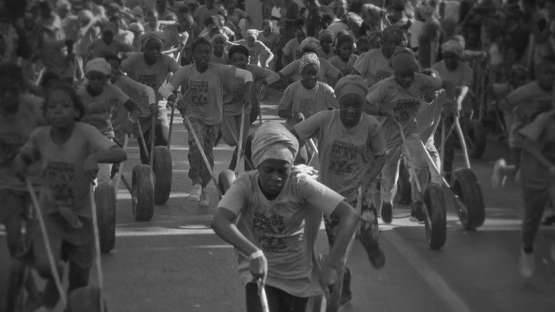 A 20.45  HARAKA HARAKA, court métrage de Germain Le Carpentier  Inédit Un vieux pneu concourt à l’historique course de pneus de Mayotte où se croisent les destins de deux femmes, sous un soleil de plomb.