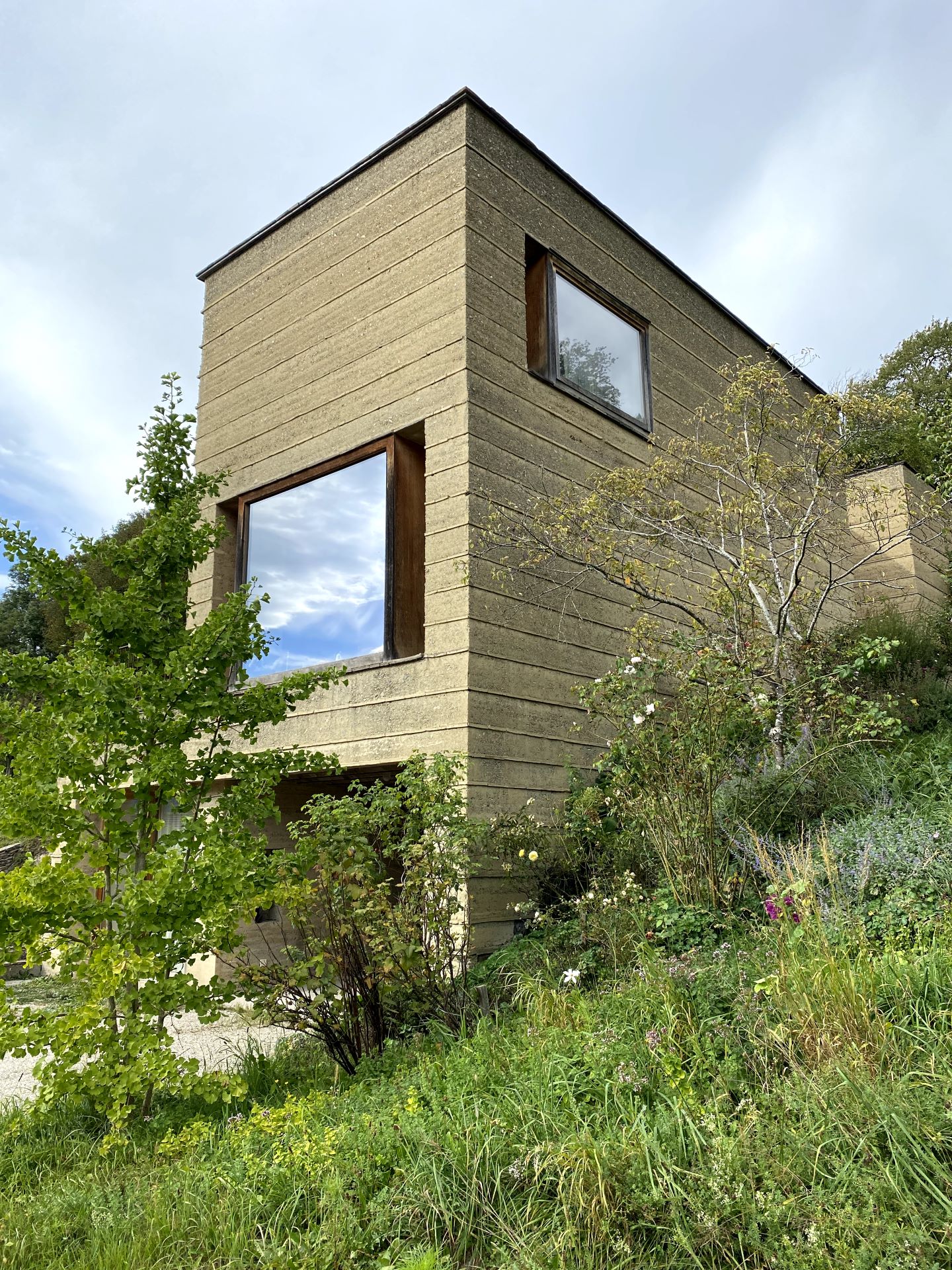 En Autriche, dans le petit village de Schlins, on remet au goût du jour la fabrication millénaire des bâtiments à base de terre crue. Ici, la maison du pionnier moderne autrichien du pisé : Martin Rauch.