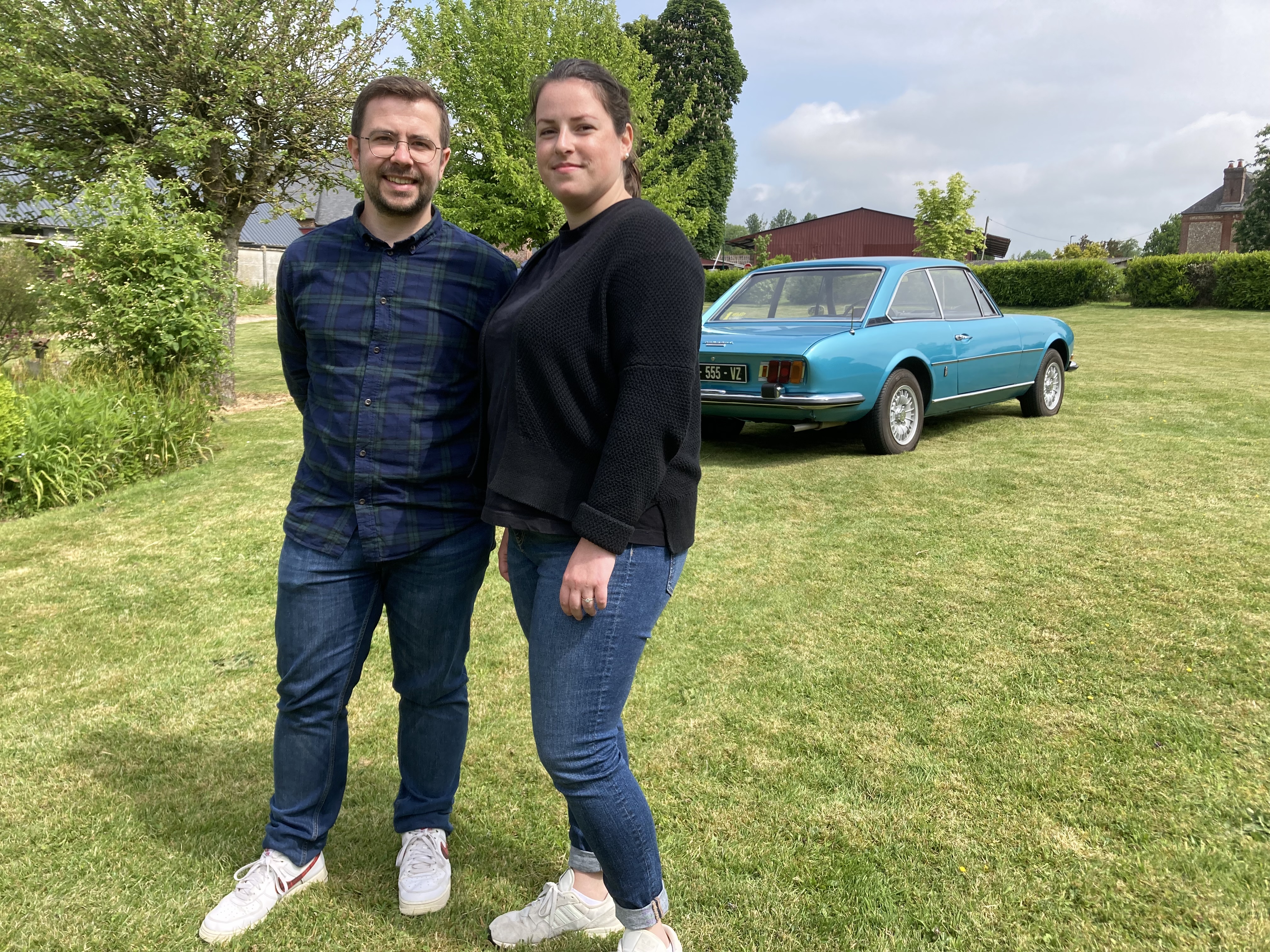 Trystan et Julia avec leur Peugeot 504