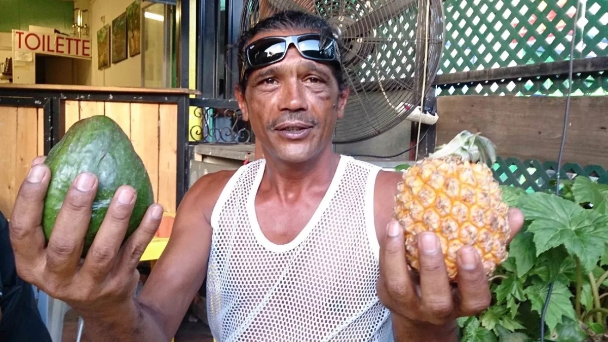 Samedi 5 avril  A 19.50 ARCHIPELS : LE CHAUDRON MAGIQUE d’Alexandre Boutié  Le Chaudron est un quartier de la ville de Saint-Denis, à La Réunion. Établi autour d'un ancien domaine du même nom, le Chaudron est l'un des plus populaires de l'île et l'un des plus peuplés. Par le passé et encore récemment, il fut le théâtre d'émeutes et de violences urbaines. Durant deux années, patiemment, l’auteur et réalisateur Alexandre Boutié est parti à la rencontre des habitants de ce quartier à la réputation sulfureuse. Cette immersion est une prise de conscience aux antipodes des a priori et autres stéréotypes qui caricaturent le Chaudron.