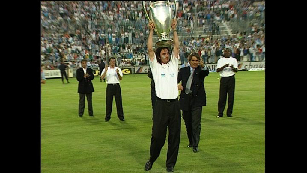 Le footballeur Eric Di Meco soulevant la coupe de la Ligue des Champions