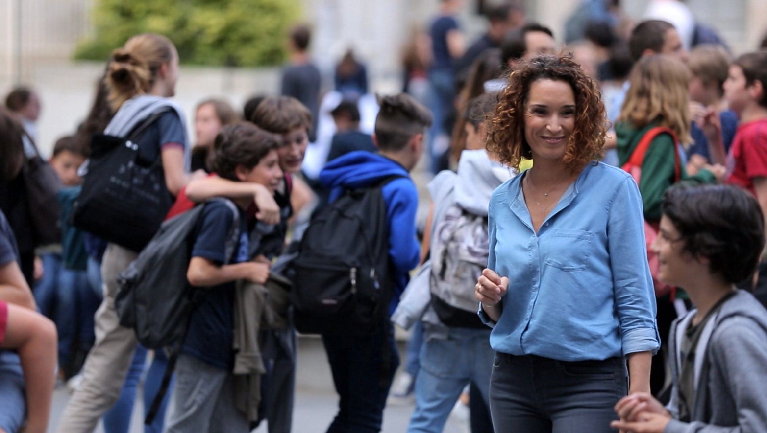 M.S Lacarrau dans la cour d'école