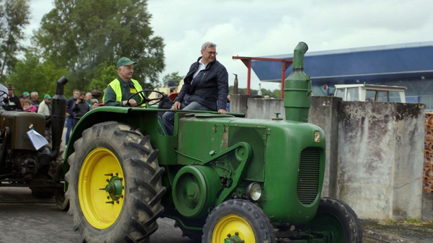 Nicolas Sansu sur un tracteur