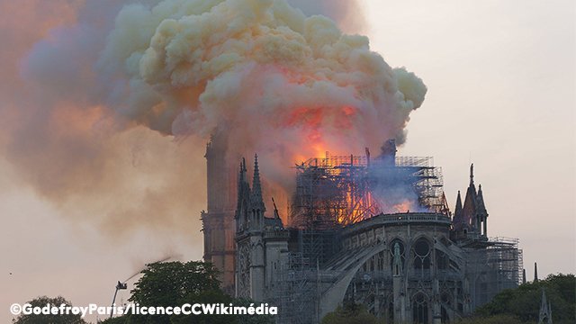 Notre-Dame de Paris en feu©GodefroyParis/licenceCCWikimédia