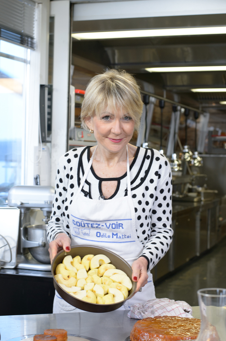 Odile Mattéi tenant le plat avec les pommes pour la tarte