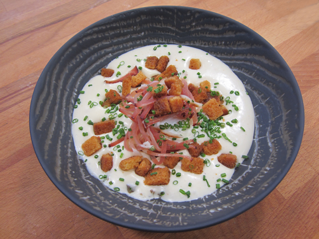 Oeuf poché, salpicon de champignons de Paris, Espuma au Parmesan, croûtons au beurre et allumettes de jambon de la forêt-noire