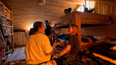 Enfants dans leur chambre partagée