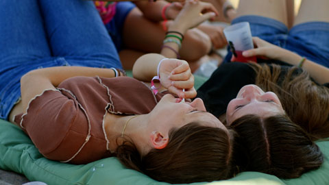 Deux jeunes sur de l'herbe