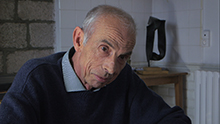 Pierre Bergounioux dans sa cuisine