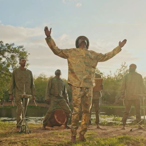 ETINSEL MALOYA La Réunion . Maloya 20.00 en direct  Etinsel Maloya, groupe de 8 jeunes musiciens réunionnais, est porté par l’énergie débordante du leader Jordan Perigone. Le premier single de l’EP à venir invite à danser et à partager des moments festifs, inspirés des kabars nocturnes et des ronds maloya. 