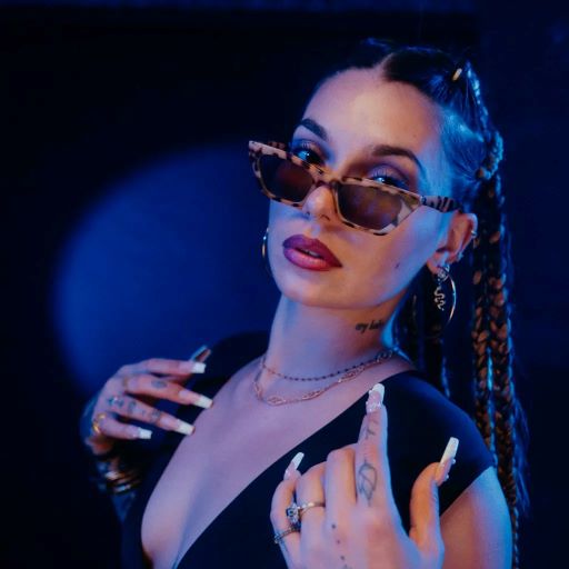 SUEILO La Réunion •Pop Captation vendredi dans les conditions du direct 21H00   Baignée dans la musique depuis toujours, l’artiste réunionnaise Sueilo n’a pas fini de faire parler d’elle ! Lorsque, plus jeune, elle intègre l’École de Musique Actuelle (EMA) de La Réunion, elle rencontre celui qui deviendra son complice et guitaristen l’excellent Djoun’s et patron du studio Surprise à Saint-Leu
