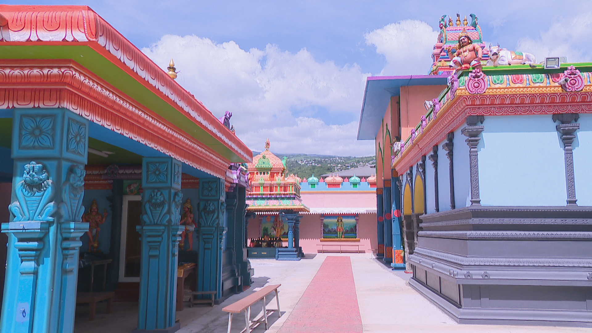 Pouttandou Vajtoukkel 5124 : « Bonne année 5124 » à la communauté indienne tamoule sur Réunion la 1ère !  Le temple de l’association Siva Vishnou Karly de Saint-Paul a été érigé il y a 135 ans. Il se compose de deux sanctuaires principaux qui abritent respectivement la demeure de SHRI MOUROUGA et l’autre celle de SHRI MARIAMMAN.  Dans ce lieu de culte hindou, on organise chaque année deux importantes tavam ou pénitences à savoir le Kâvadi en l’honneur de SHRI MOUROUGA et une timidi ou marche sur le feu en l’honneur de SHRI MARIAMMAN. L’association SIVA VISHNOU KARLY, créée en 1959, gère ce temple sis à la Place du Gôpouram au N°99 de la rue Saint-Louis à Saint Paul et elle est actuellement présidée par M. Serge Ajaguin Soleyen Coujendevel.                                   Vendredi 14 avril prochain, les Tamouls entrent dans l’année SOBHAGROUDA 5124 qui sera célébrée dans toute l’île et notamment dans ce kôvil ou temple. La cérémonie se tiendra pour honorer la Nature, les Astres, les Divinités tutélaires afin de placer cette nouvelle année sous les meilleurs auspices.  Les offices religieux sont placés sous la direction de Swaminatha Harihara Sivarcharya, accompagné par les musiciens de Nadhaswaram et de Tavil 