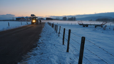 Tracteur sur terrain enneigé